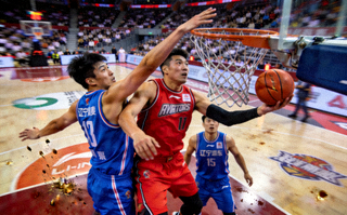 CBA季后赛争夺战中广东队与辽宁队球员在篮下对抗抢篮板的激烈画面